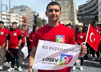 LÖSEV’in iyileşmiş gençleri, 19 Mayıs’ta büyük önder Mustafa Kemal Atatürk’ü anmak ve saygılarını iletmek amacıyla Ulus’ta Atatürk Anıtı’na çelenk koydu