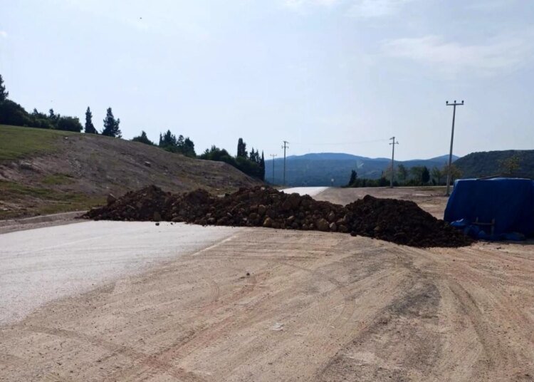 Müteahhitin Yolu Kapatması Nedeniyle Sürücüler Evlerine Ulaşamadı