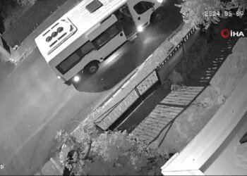 Servis aracı ile apartmanın önünden çöp bidonu çaldılar: O anlar kamerada