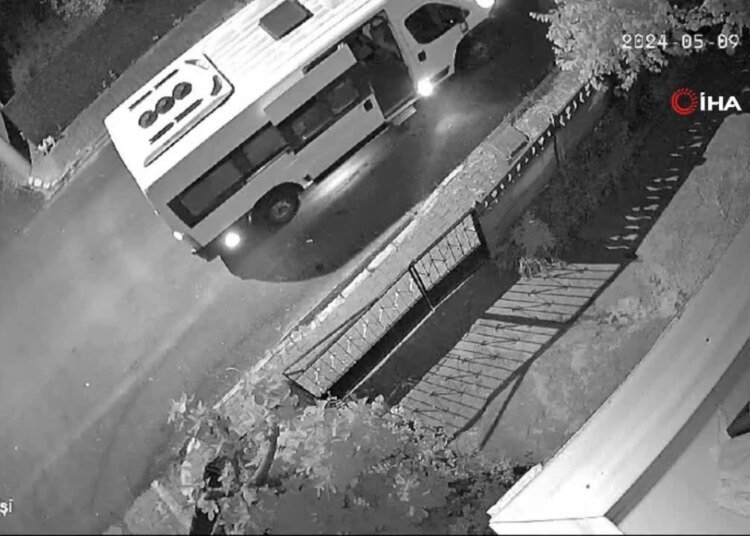 Servis aracı ile apartmanın önünden çöp bidonu çaldılar: O anlar kamerada