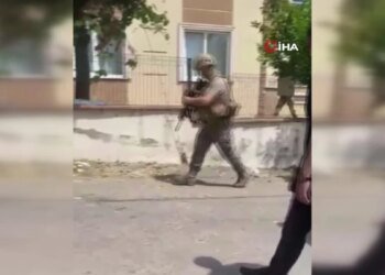 Evi terk eden eşine sinirlendi, çocuklarını rehin aldı