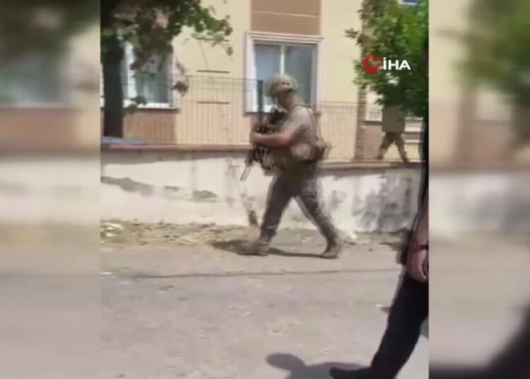 Evi terk eden eşine sinirlendi, çocuklarını rehin aldı