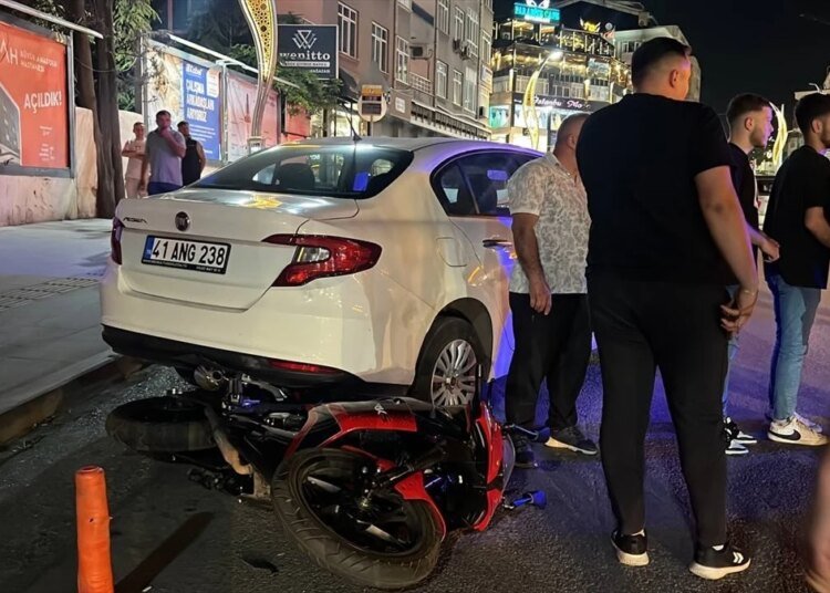 Gebze’de motosiklet ile otomobil çarpıştı, sürücü yaralandı