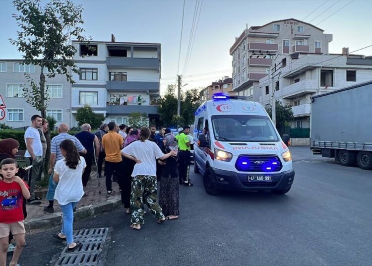 Gebze’de otomobil çarptı, 11 yaşındaki çocuk yaralandı