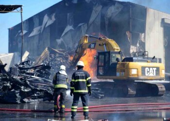 Gebze’deki Boya Fabrikasında Çıkan Yangın 2 Ev ve 5 Araca Sıçradı
