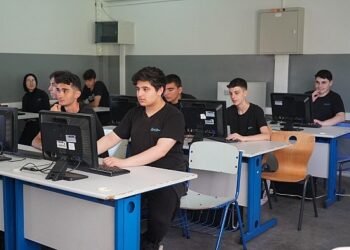 İETT, Tuzla Ahmet Yesevi Anadolu Lisesi’nin bilgisayar laboratuvarını yenileyerek öğrencilerin kullanımına sundu