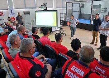 İzmir İtfaiyesi personeli yılan yakalama eğitimi aldı