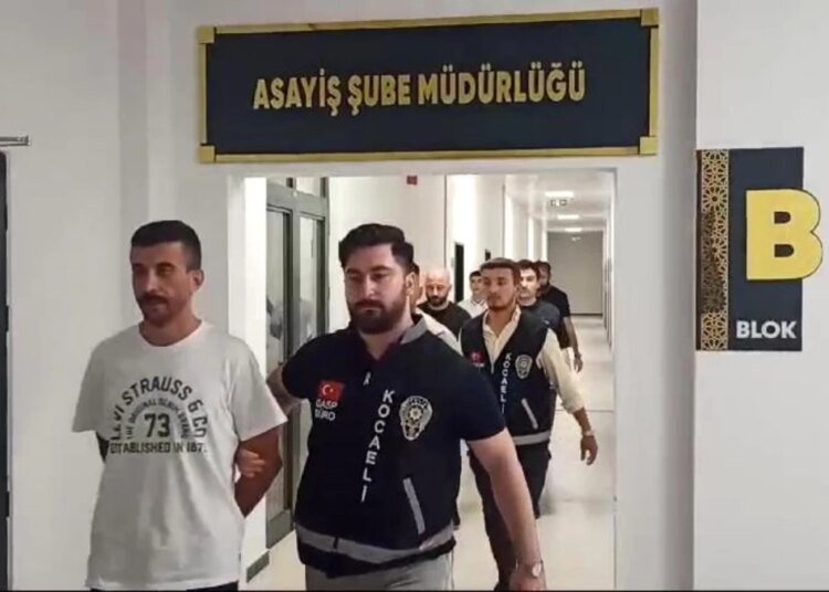İzmit’te Bir Şahsı Öldüresiye Döven 4 Şüpheli Yakalandı