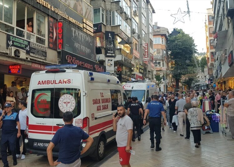 İzmit’te çıkan bıçaklı kavgada 2 kişi yaralandı