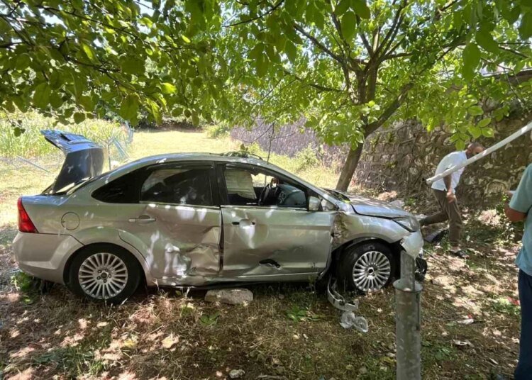 İzmit’te Otomobil Duvardan Bahçeye Uçtu