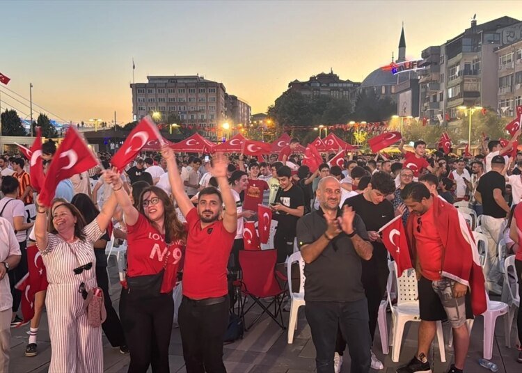 İzmit’te Vatandaşlar Türkiye-Gürcistan Maçını Dev Ekrandan İzledi