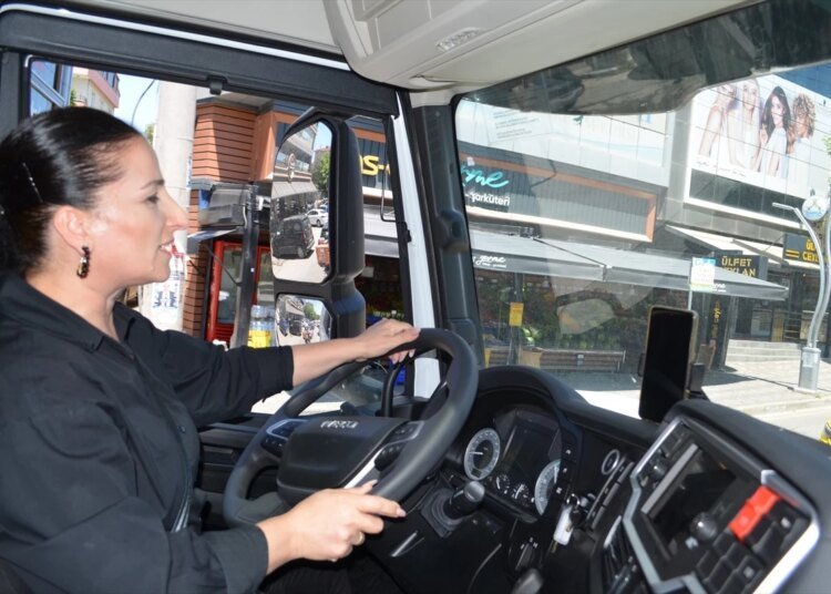 Kadın şoför Neriman Çolak, tır şoförlüğü yaparak hayalini gerçekleştirdi