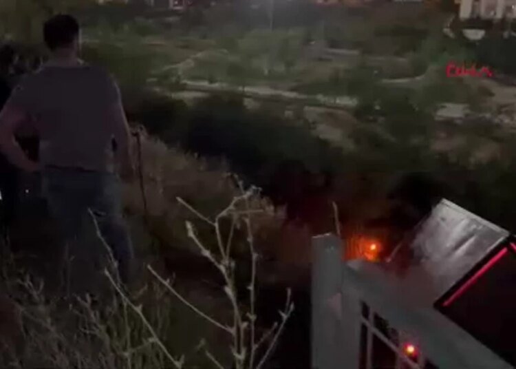 Kamyonet Kendiliğinden Hareket Ederek Yan Yattı