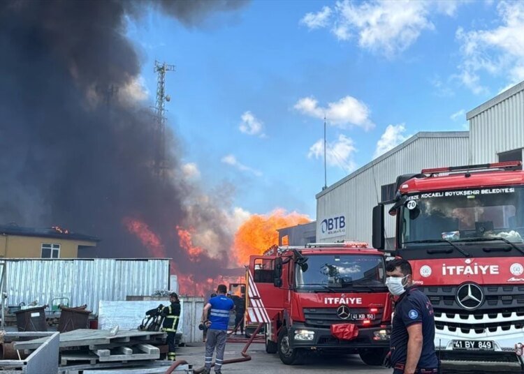 Kocaeli Gebze’deki Boya Fabrikasında Çıkan Yangın Kontrol Altına Alındı