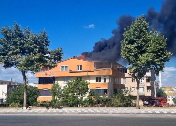 Kocaeli’de 3 Katlı Binanın Çatısı Alevlere Teslim Oldu