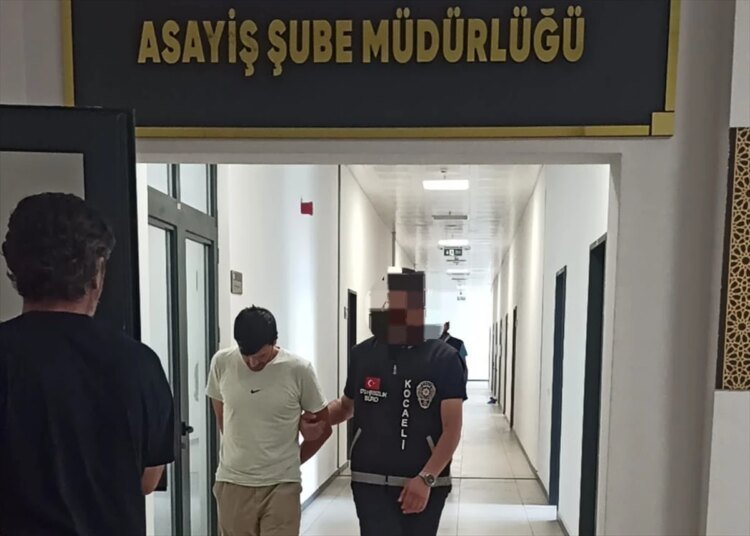 Kocaeli’de iş yerleri ve kurumlardan hırsızlık yapan 8 zanlıdan 2’si tutuklandı