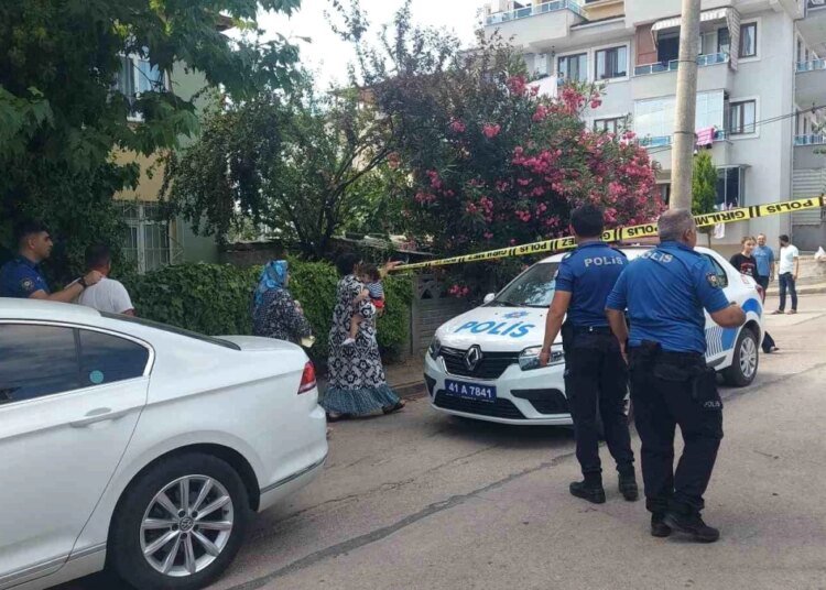 Kocaeli’de koca, kendisine küsen eşine sinirlenerek çocuklarını rehin aldı