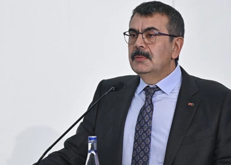 Kocaeli’de lisedeki mezuniyet töreninde kıyafet krizine Bakan Tekin’den açıklama