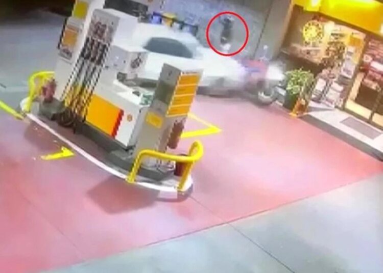 Kocaeli’de Otomobil Sürücüsü Motosikletliyi Ezmeye Çalıştı