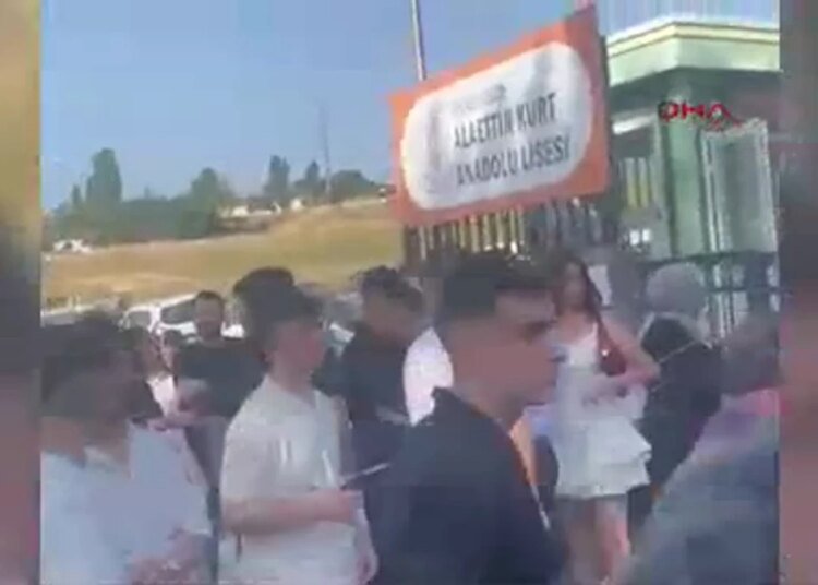 Kocaeli’deki bir lisede kıyafet tartışması