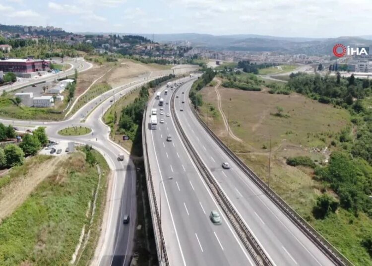 TEM Otoyolu Kocaeli Geçişinde Bayram Dönüşü Yoğun Trafik
