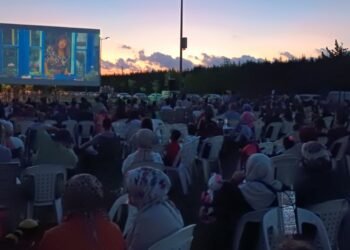 KARTEPEDE YAZLIK SINEMA KEYFI BASLADI 5 1