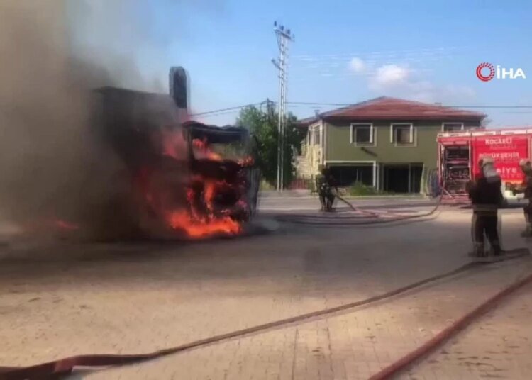 Alev alev yanan tırdan geriye iskeleti kaldı