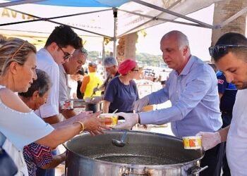 Ayvalık Belediyesi Sosyal Yardım İşleri Müdürlüğü’nce ‘Aşure Günü’ nedeniyle Cumhuriyet Meydanı’nda 4 bin kişiye aşure dağıtıldı