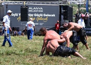 Başkan Böcek Alanya Gökbel Yağlı Pehlivan Güreşleri’nde