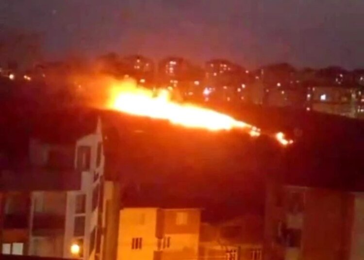 Çayırova’da Aşıklar Tepesi’nde çıkan yangın söndürüldü