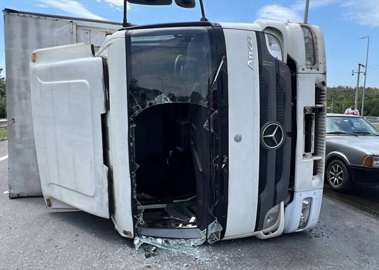 Çayırova’da devrilen kamyonun sürücüsü yaralandı