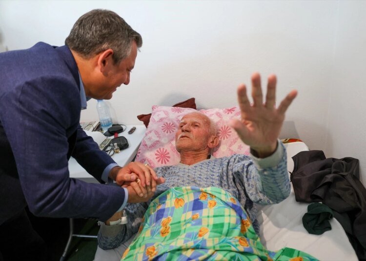 CHP Genel Başkanı Özgür Özel, partisinin Kocaeli’deki en yaşlı üyesine ziyarette bulundu