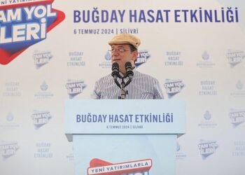 Ekrem İmamoğlu, İstanbul’un iklim ve toprak şartlarına uyumlu yerli buğdayların deneme hasadını, Silivrili çiftçi Ercan Tarladaçalışır ile birlikte yaptı