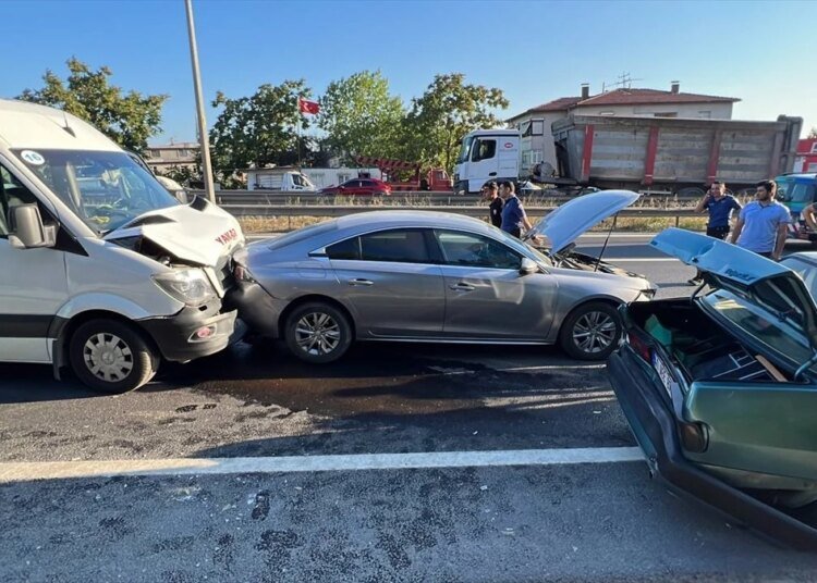 Gebze’de 7 aracın karıştığı zincirleme trafik kazasında 6 kişi yaralandı