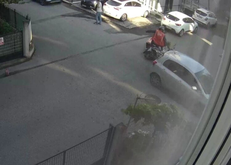 Gebze’de motosikletli kaza anında havaya zıplayarak kurtuldu