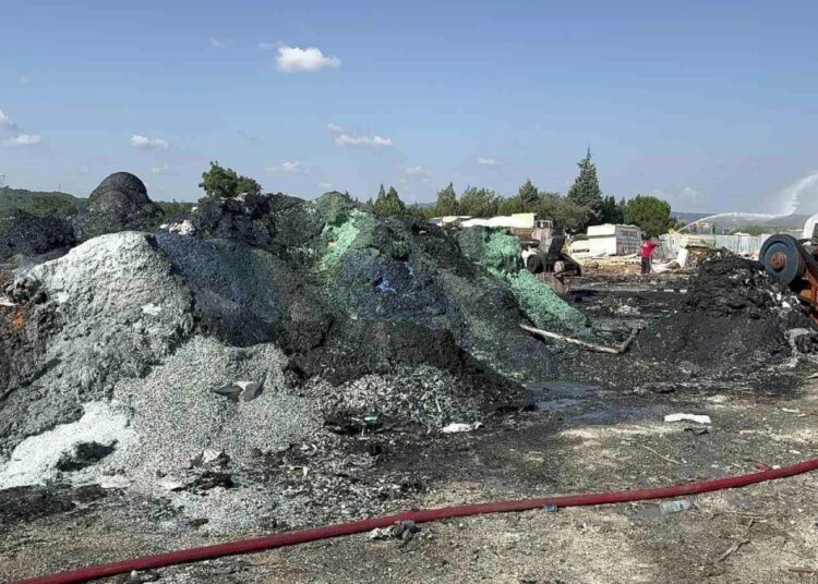 Gebze’deki Geri Dönüşüm Deposunda Yangın Çıktı