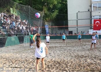 Gölcük Belediyesi yaz spor etkinlikleri kapsamında düzenlenen Play Voleybolu Turnuvası, 19 Temmuz Cuma akşamı başlıyor