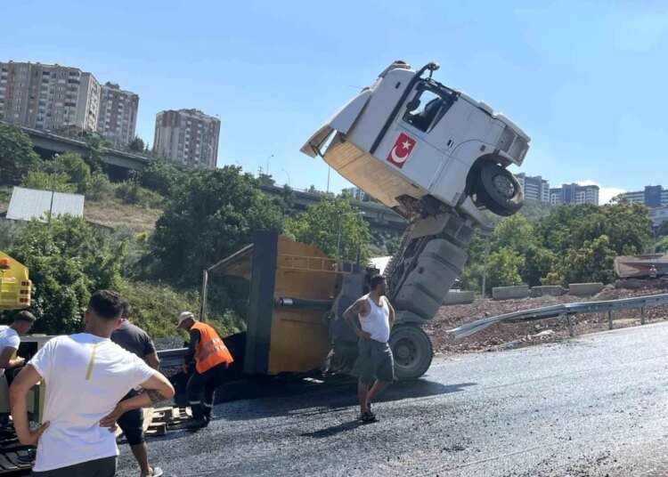 İzmit’te asfalt çalışmaları sırasında tır devrildi