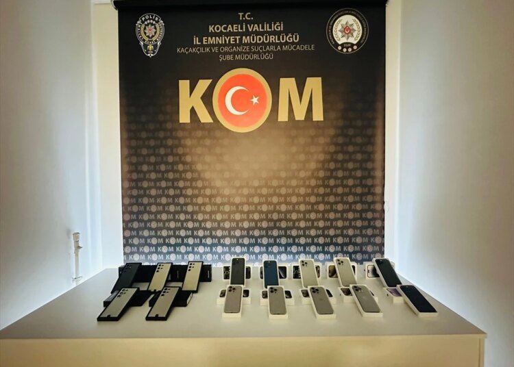 İzmit’te Gümrük Kaçağı Cep Telefonları Ele Geçirildi