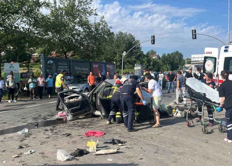 İzmit’te Kamyon ve Otomobil Kazası: 4 Yaralı