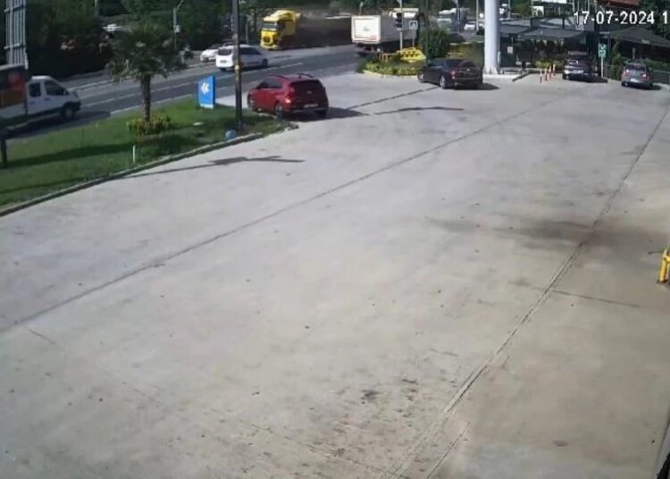 İzmit’te Kamyonun Otomobillere Çarptığı Kaza Anı Güvenlik Kamerasında