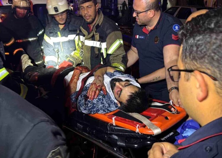 İzmit’te kırmızı ışıkta geçen motosiklet kazası: 1 ölü, 1 yaralı