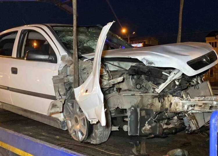 İzmit’te Otomobil Bariyerlere Çarptı: 1 Yaralı