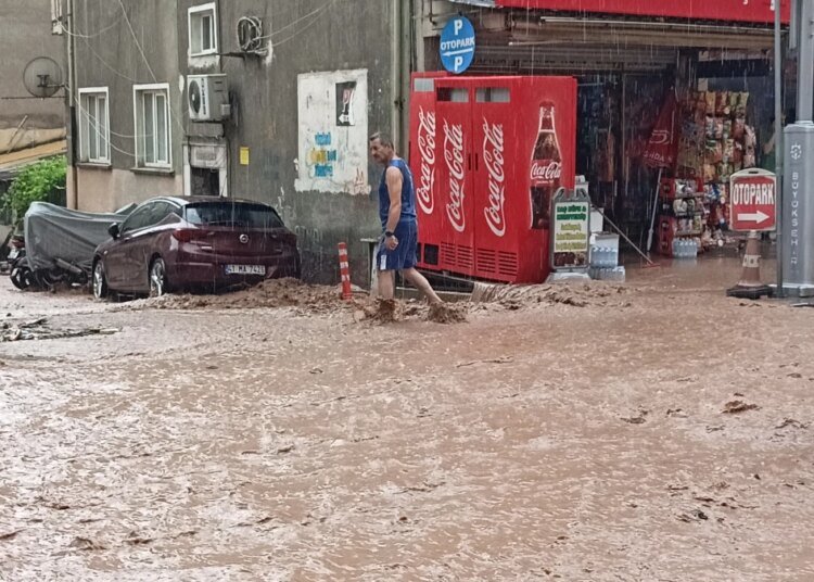 İzmit’te Sağanak Yağış Caddeyi Su Altında Bıraktı