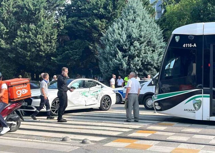 İzmit’te tramvay otomobile çarptı: 3 yaralı