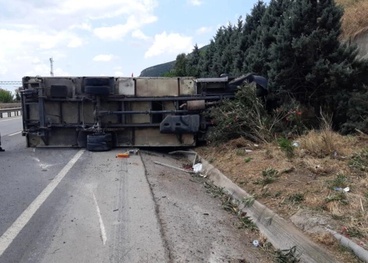 Kamyon Sürücüsünün Uyuması Sonucu Kaza: Yol Kenarındaki Ağaçlara Çarptı