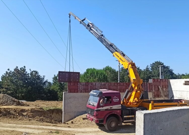 Kandıra’da Beton Santrali İnşaatında Vincin Elektrik Teline Teması Sonucu 2 İşçi Yaralandı