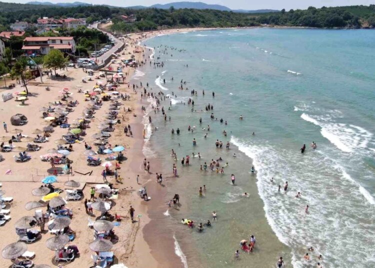 Kandıra’da Denize Giriş Yasaklandı, Vatandaşlar Uyarılara Uymadı