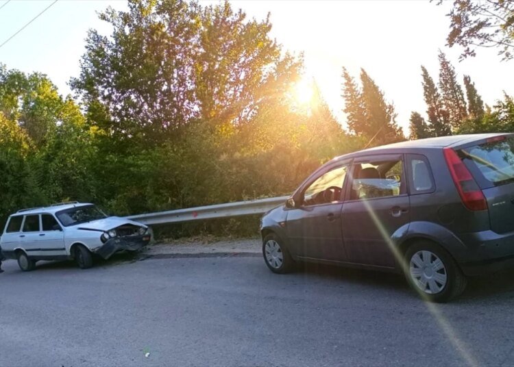 Karamürsel’de Otomobil Çarpışması: 1 Çocuk Yaralandı