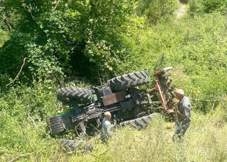 Karamürsel’de şarampole devrilen traktörün sürücüsü hastaneye kaldırıldı